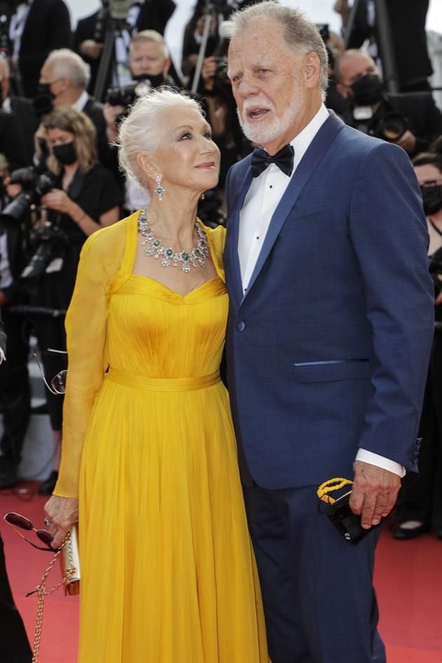Helen Mirren y Taylor Hackford lucieron espectaculares en la alfombra roja de 'Annette'.