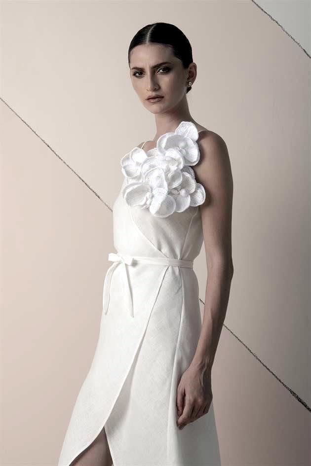 La nueva colección del diseñador es Sacbé y consta de 12 looks confeccionados en lino blanco.