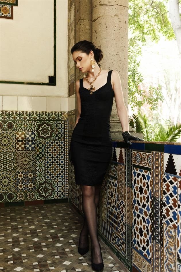 Elegante, discreto y favorecedor, el color negro se afianza como uno de los favoritos para todo el año, según Dolce & Gabbana.