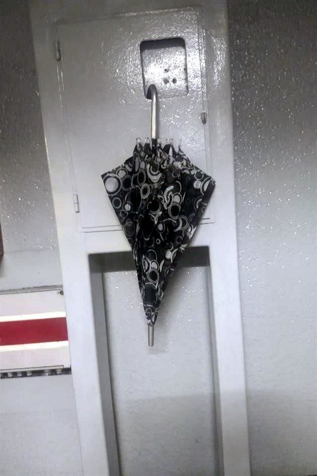 Trabajadores del Metro tuvieron que bajar a las vías de la estación San Cosme, de la Línea 2, y quitar este paraguas.