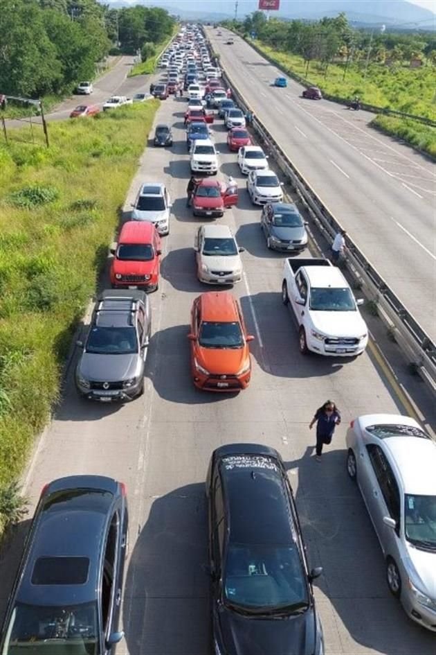 Manifestantes protestaron para exigir el pago de salarios pendientes.