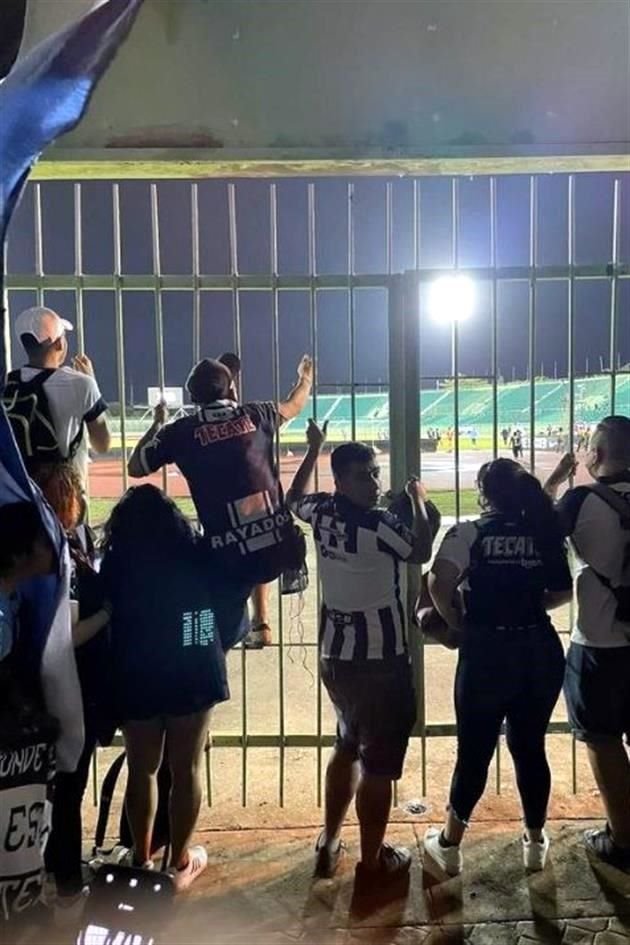 Rayados tuvo apoyo desde el exterior del estadio. Unos 100 fans viajaron a Santo Domingo.
