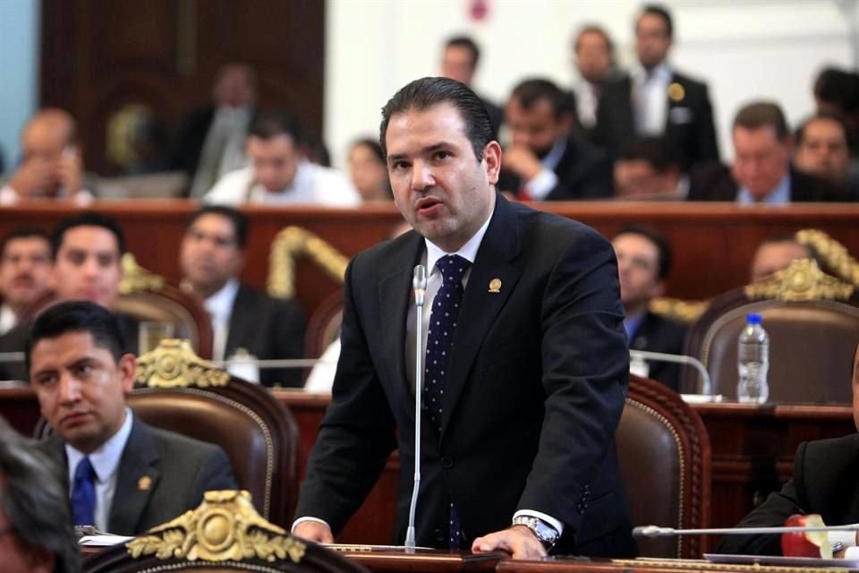 Al respecto, Christian Von Roehrich, coordinador de la bancada del PAN, señaló que el motivo por el que Morena desistió de presentar la iniciativa fue por la ilegalidad en la que caería el grupo parlamentario.