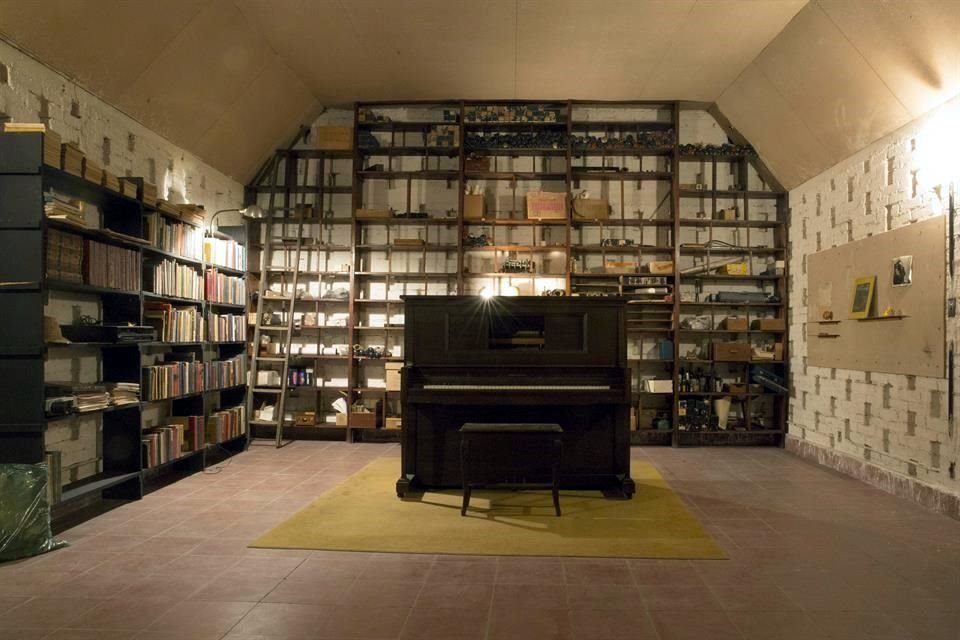 Habilitó un estudio de grabación donde cabían a la perfección sus tres pianos mecánicos. John Cage decía que Nancarrow (1912-1997) no necesitaba salir porque el mundo venía a él. 