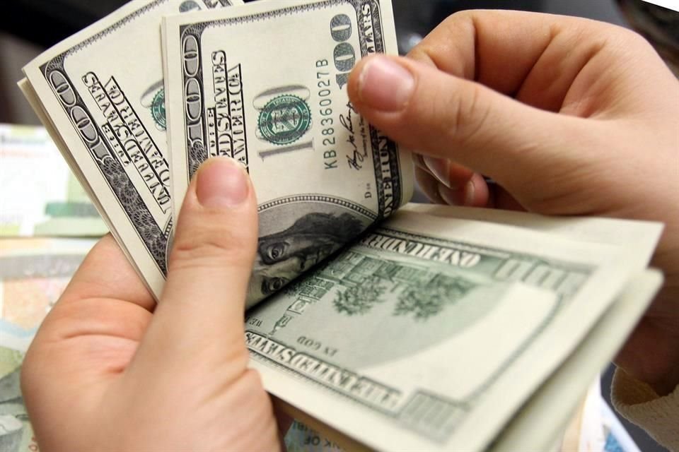 Al mayoreo, el dólar es ofrecida a 19.0213 pesos, 4.75 centavos menos que su cierre de ayer.