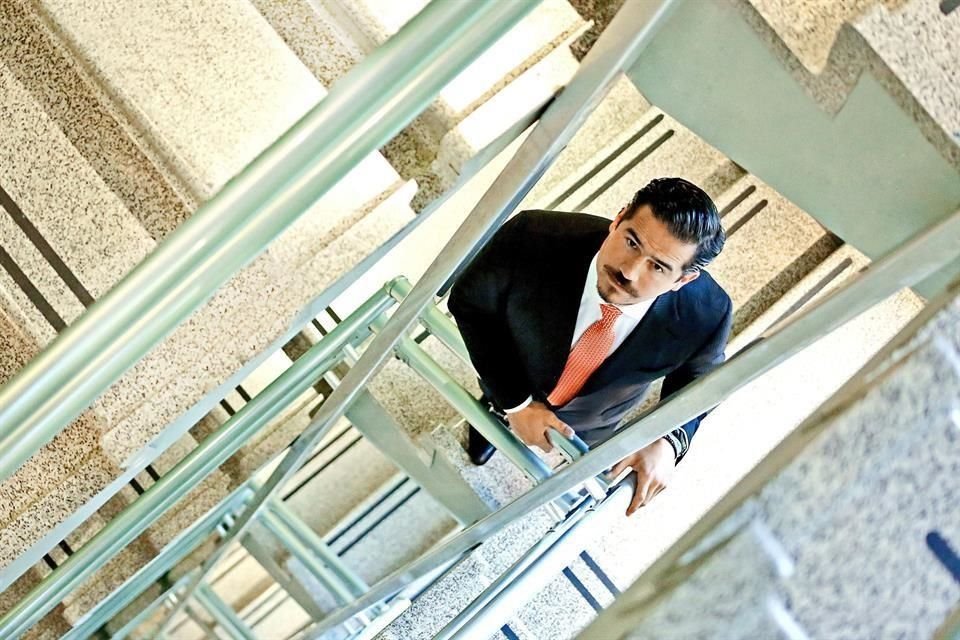 Óscar Cano es candidato a regidor por el PRI al Municipio de Hermosillo. 'Por mi País siento un gran amor, me mueve trabajar y me lastiman mucho los problemas que hay'.