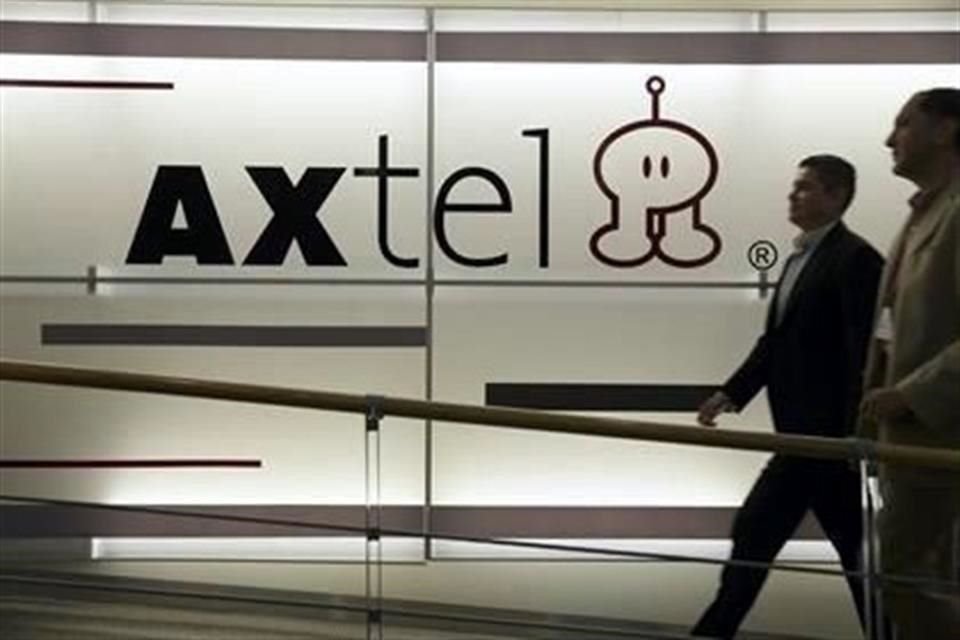 Los posibles compradores de Axtel incluyen AT&T, que podría utilizar su red para reforzar su servicio inalámbrico en México, de acuerdo con fuentes familiarizadas con el asunto.