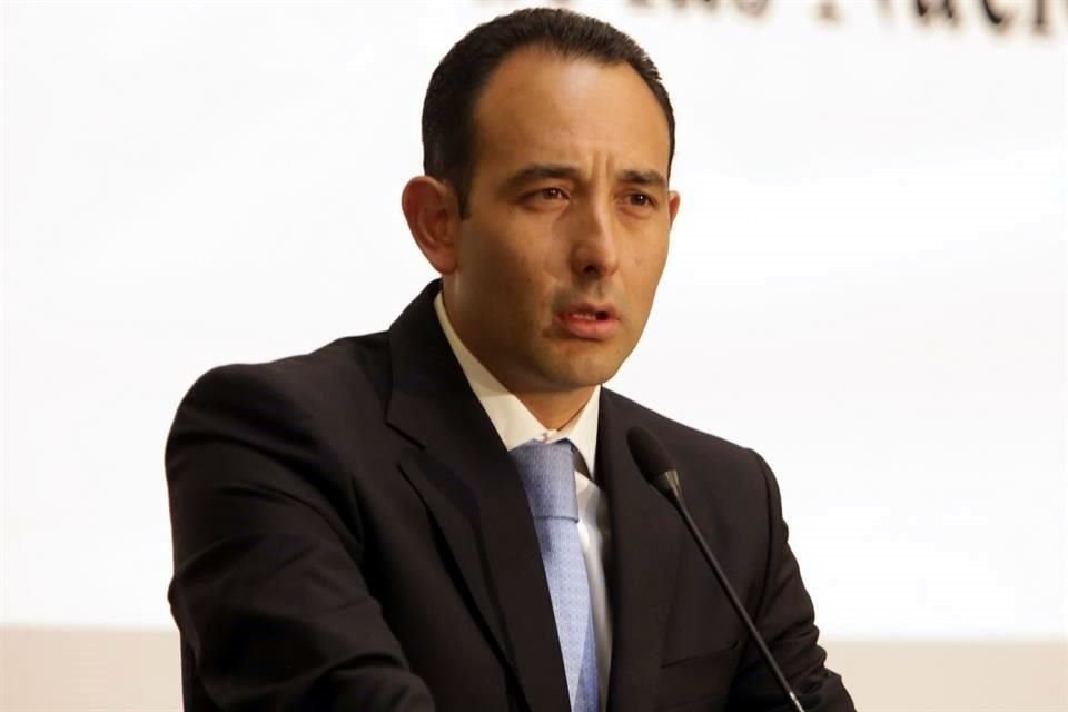 Roberto Gil Zuarth fue designado jefe de campaña entre una terna que Josefina presentó al Presidente Felipe Calderón.