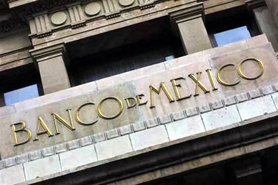 El Presidente López Obrador pidió al Banco de México 'no soltar dinero' para controlar las finanzas del País.