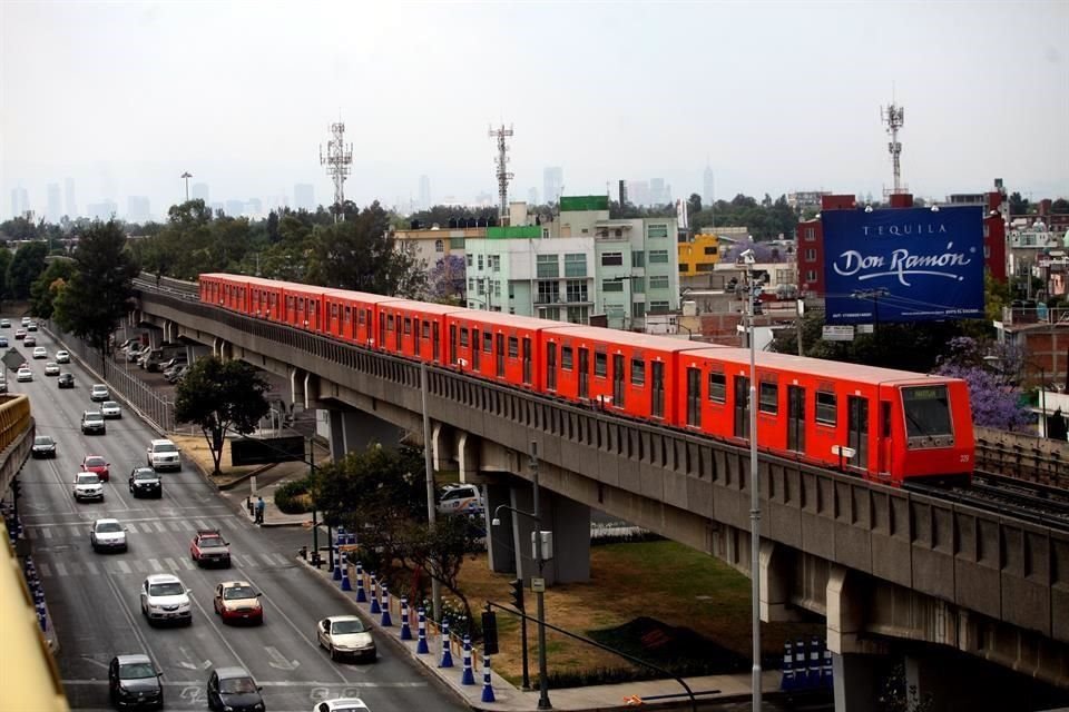 Tramo elevado de la Línea 9 del Metro, que corre de Pantitlán a Tacubaya. 