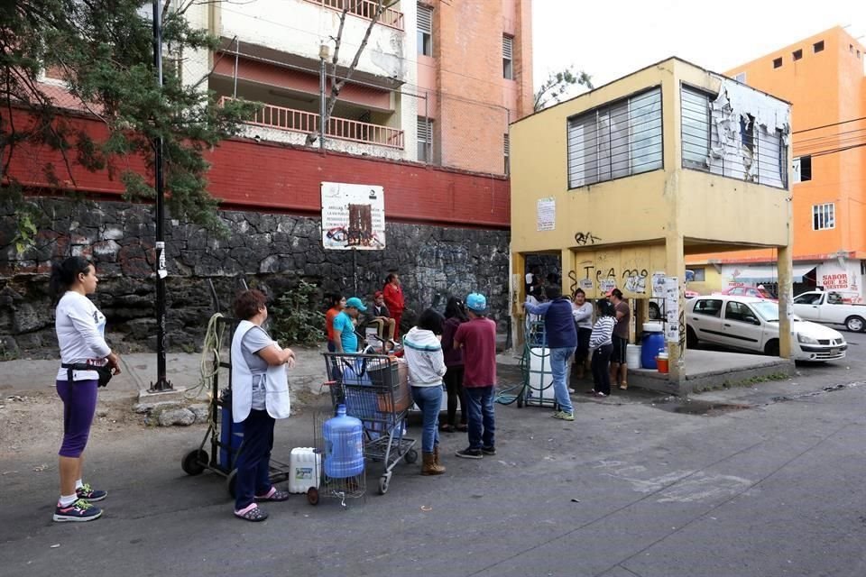 Los vecinos de Santo Domingo se abastecen en una toma de un módulo de policía abandonado, de otra forma no contarían con agua potable.