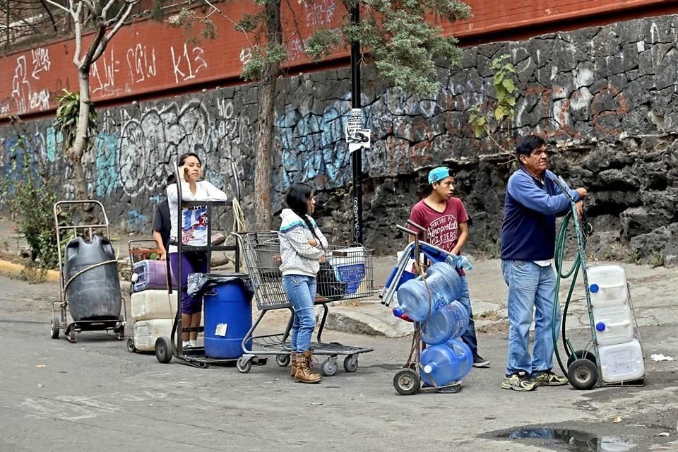 Como en Santo Domingo, Coyoacán, miles de familias en la Ciudad de México padecen el bajo suministro de agua; tienen que acarrearla en tambos o comprar pipas.