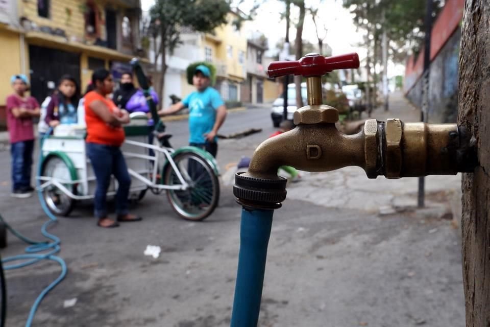 Apenas una toma de agua potable abastace a un centenar de familias en Santo Domingo.