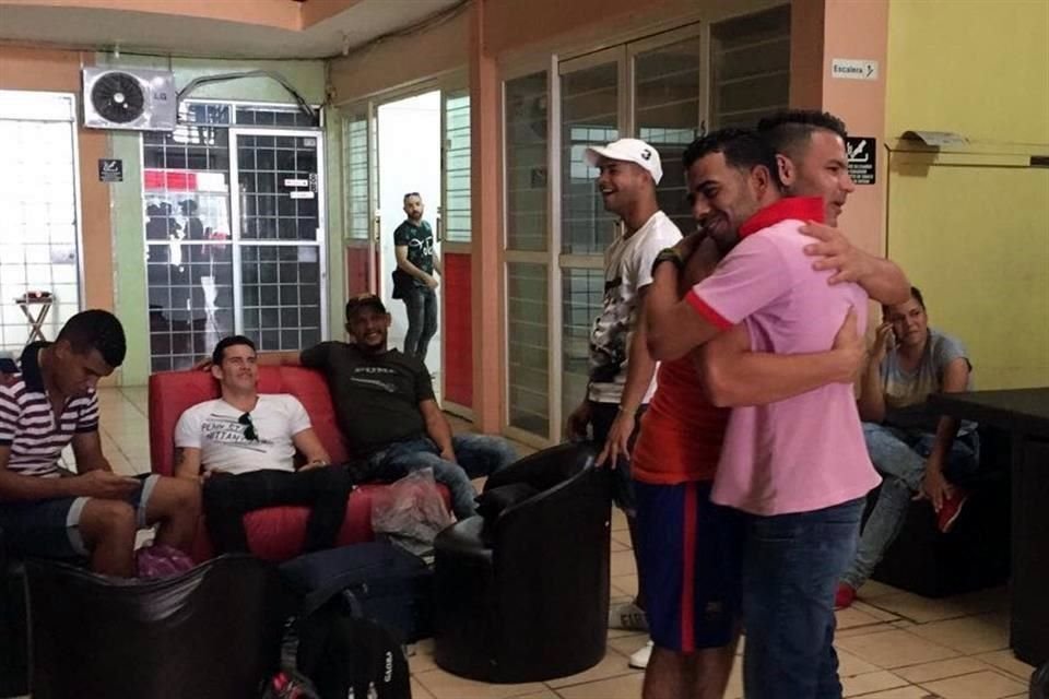 El Instituto Nacional de Migracin (INM) liber a un grupo de 32 cubanos que estuvo retenido en la estacin siglo 21 durante un periodo de dos meses; los migrantes acusaron de diversos abusos.