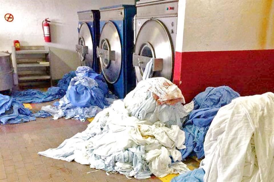 Dado que la empresa que presta el servicio de lavandera no acude los domingos, la ropa se acumula ensangrentada en el piso.