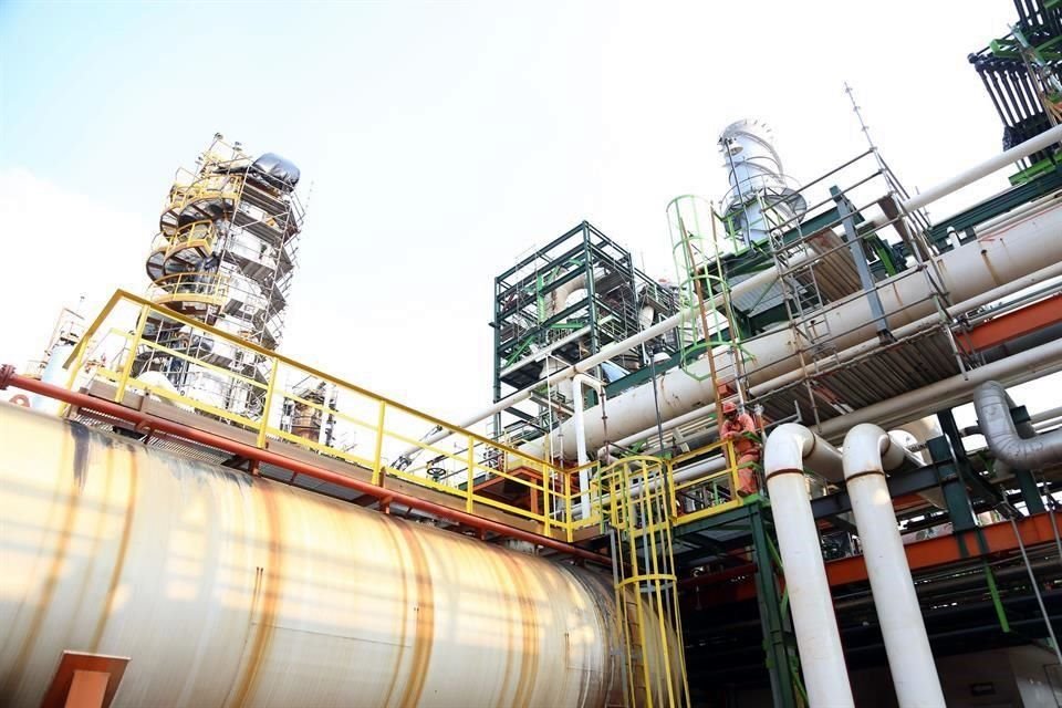 Los diversos equipos de refinerías del País presentan un serio deterioro debido a que son ocupados para procesar crudo pesado y no ligero.
