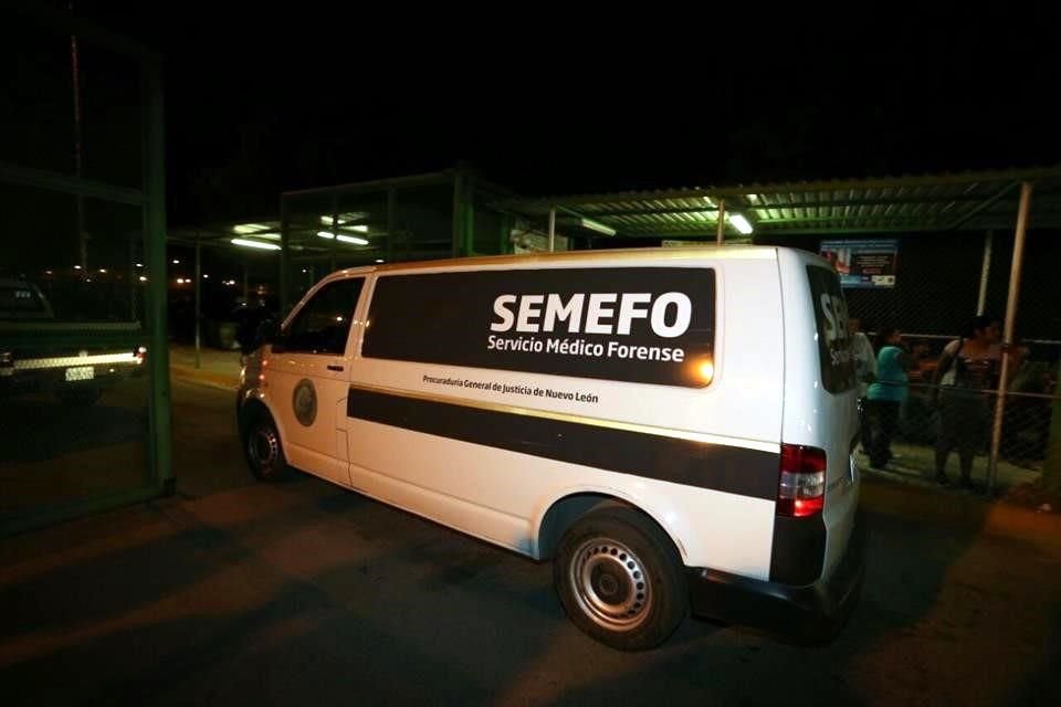 Una unidad del Semefo ingresó al penal minutos después de las 20:00 horas.