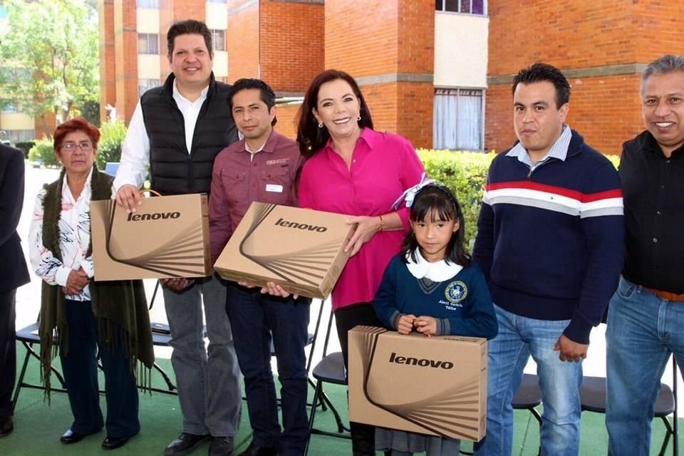 La ex secretaria general del PRI (centro) en la entrega de laptops en el Municipio de Metepec.