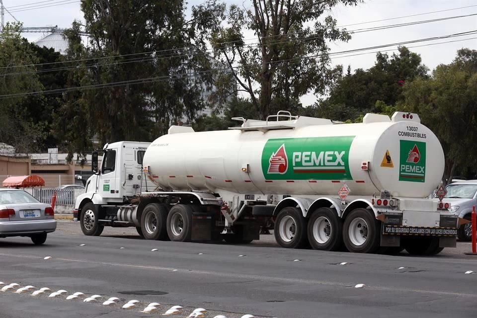 Las pipas han ganado terreno en el transporte de petrolferos que realiza Pemex Logstica, y ya concentran 18 por ciento del total que lleva la empresa del Estado.