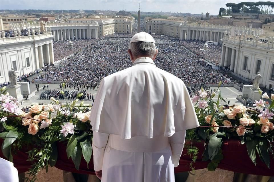 En su discurso por la Pascua, el Papa se refiri a un Dios que se hace compaero de aquellos que dejan su tierra por los conflictos armados.