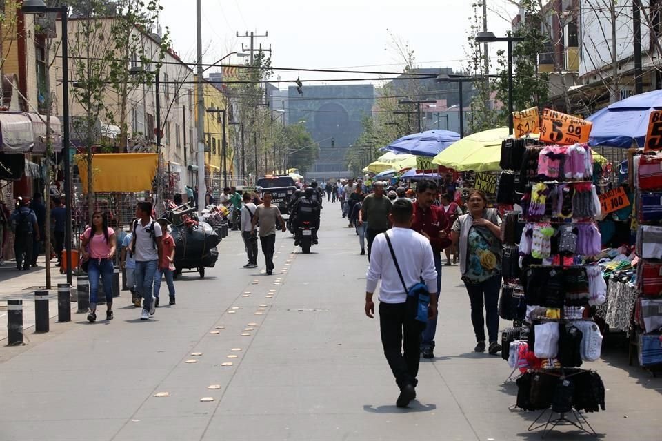 La zona entre Circunvalación y el Congreso de la Unión, en Venustiano Carranza, está llena de ambulantes.