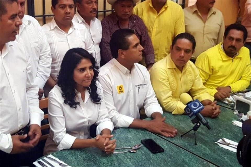 Barrales hizo un llamado a los partidos de oposición que se dejen de 'egos' y de siglas y que antepongan el interés de México.