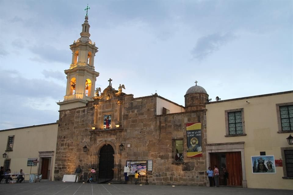 Fachada de la Parroquia de Nuestra Señora del Rosario, de Atemajac del Valle, en Zapopan.