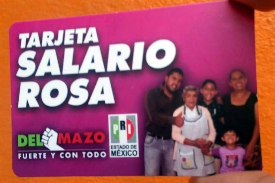 Promotores priistas reparten la Tarjeta Salario Rosa, prometiendo que se les depositará dinero si gana Alfredo del Mazo la Gubernatura del Estado de México.