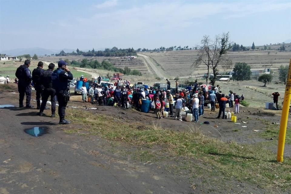 Pobladores de San Matas Tlalancaleca, Puebla, durante la rapia de combustible en un ducto de Pemex esta maana; policas y militares observaron cmo se llevaban el diesel pero no intervinieron.
