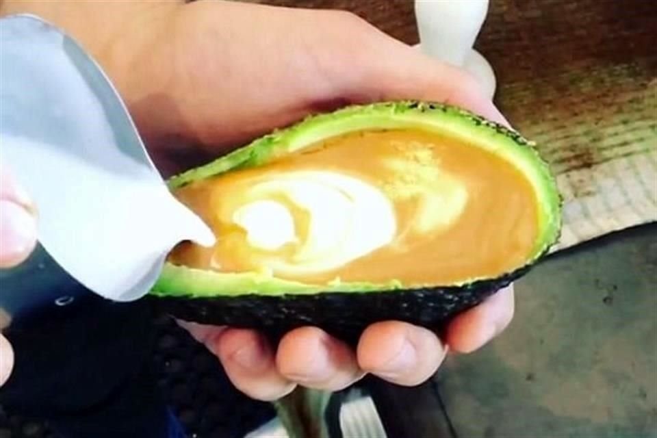 Truman Café, establecimiento en Australia, publicó un video con su nueva idea, que consta en servir café con leche en cáscara de aguacate.