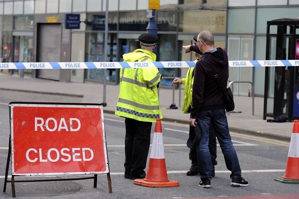 La Policía local resguardó los accesos al Manchester Arena tras los ataques que dejaron al menos 22 muertos; el EI reivindicó el atentado.