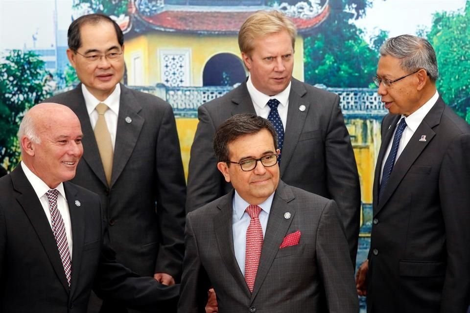 A la 23 Reunin de Ministros Responsables de Comercio del Foro de Cooperacin Econmica Asia-Pacfico (APEC), realizada en Hanoi, Vietnam, asisti el titular de la SE, Ildefonso Guajardo.