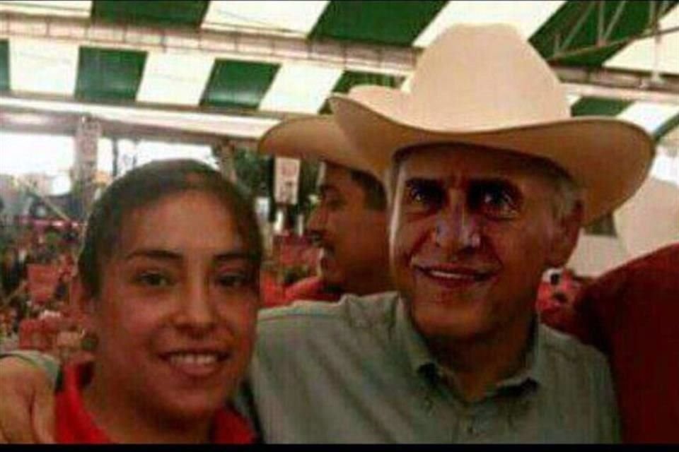 En Twitter, la diputada publicó la imagen de Yunes con la agresora de López Obrador