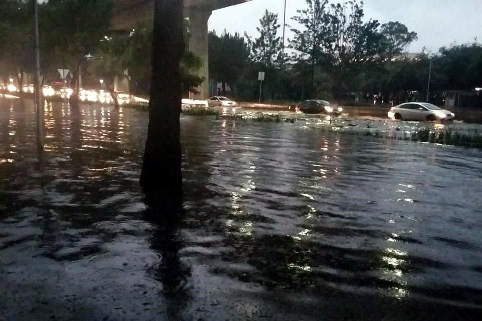 Cerca de la salida de Cuernavaca, Perifrico y Viaducto Tlalpan se inundaron.