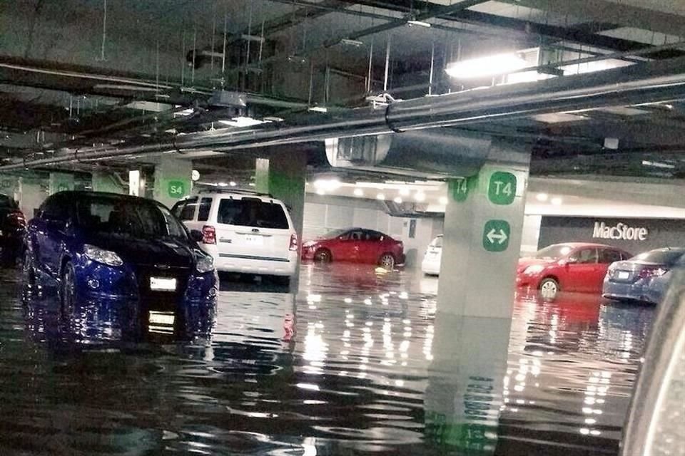 El estacionamiento de Paseo Acoxpa qued inundado por la intensa lluvia.