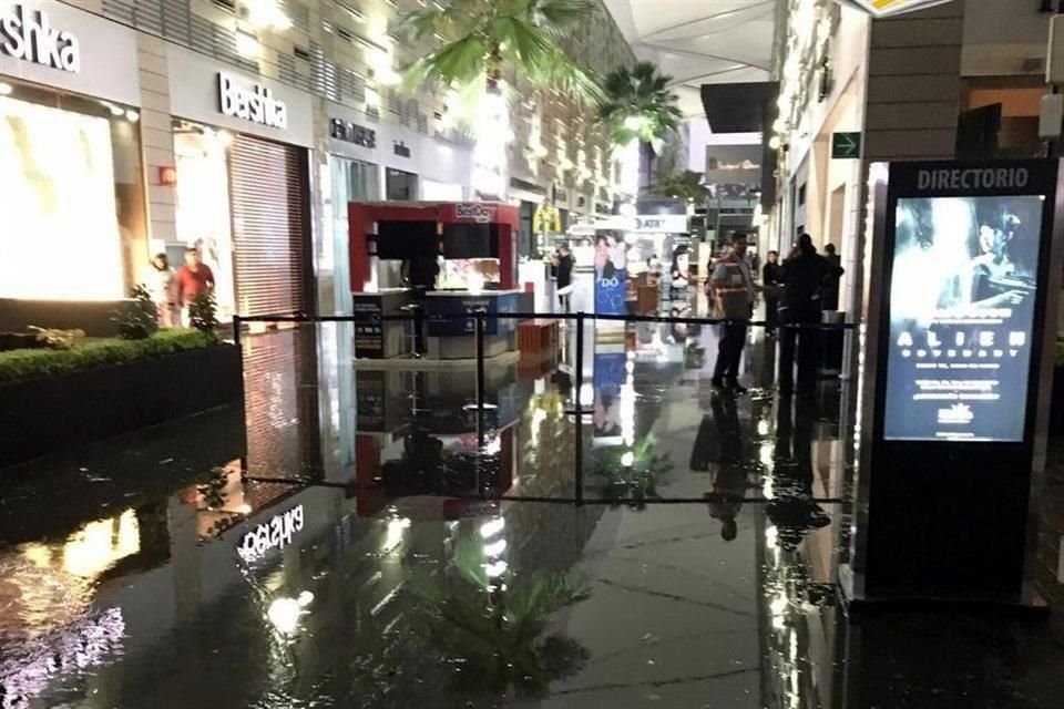 La plaza Paseo Acoxpa tambin sufri de inundacin.