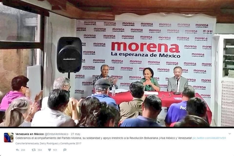 La Embajada venezolana difundió fotografías de un evento esta semana en que se ve a la Embajadora María de Lourdes Urbaneja Durant en la mesa, con el logotipo de Morena en el fondo.