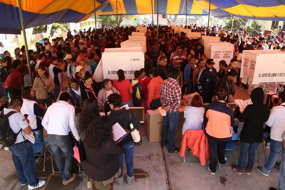 Votantes abarrotaron la casilla de la Primaria Sor Juana Ins de la Cruz, en la misma Colonia en la que el Gobierno priista inaugur un mega auditorio en el que ofreci conciertos gratuitos.