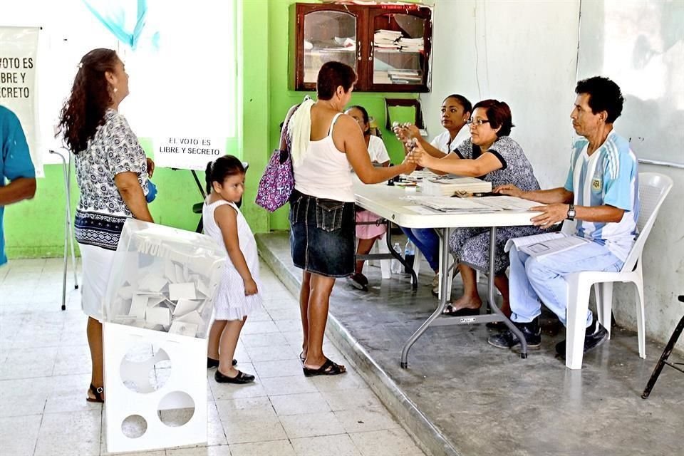 Los veracruzanos acudieron a las urnas para renovar 212 Alcaldas, en una jornada marcada por el alto abstencionismo que llegara al 45 por ciento del padrn electoral.