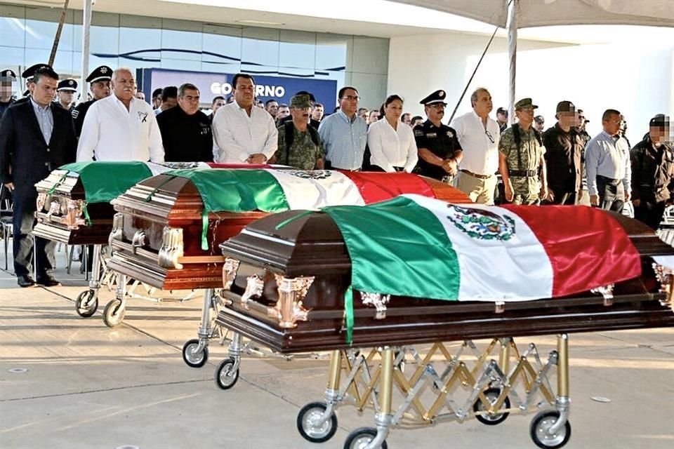 CIUDAD VICTORIA. Los tres policas estatales que murieron en la balacera del martes en el interior del penal recibieron ayer un homenaje de las autoridades de Tamaulipas.