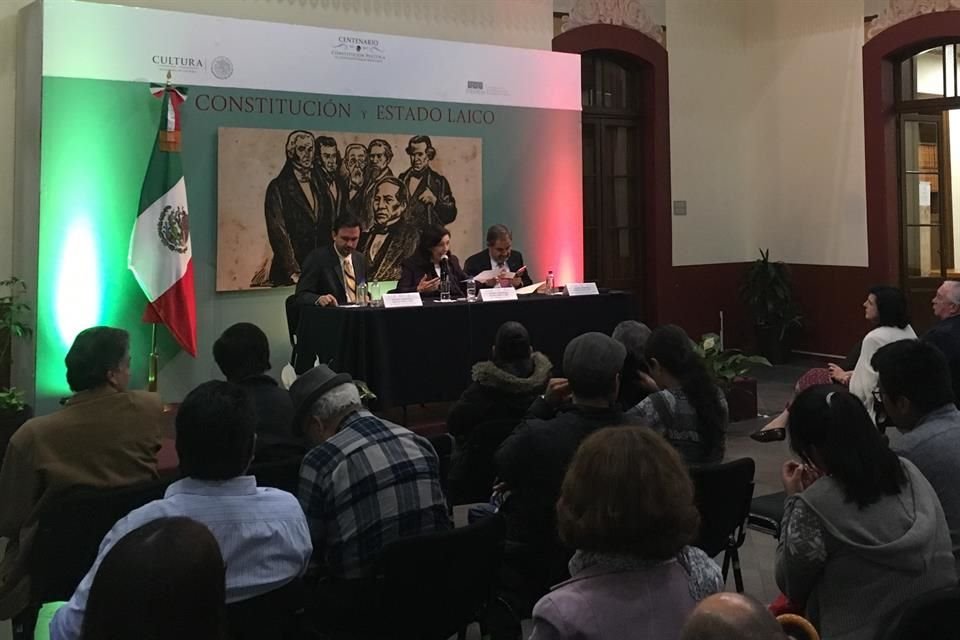 Rafael Estrada, Silvestre Villegas y Patricia Galeana debatieron en torno al juicio de Maximiliano.