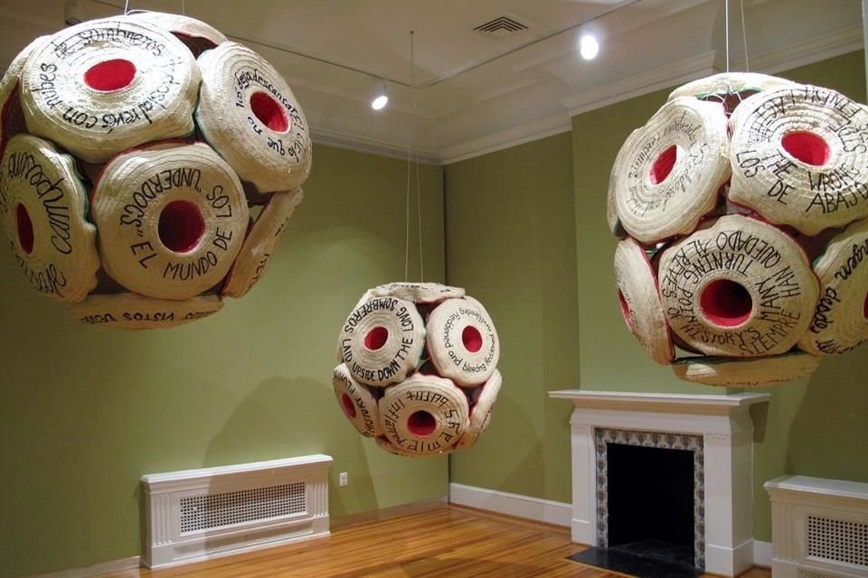 'El vuelo y su semilla' se exhibe en el Instituto Cultural de México.