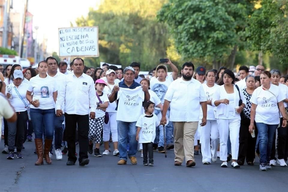 Mientras portan pancartas con leyendas de paz, aproximadamente 300 personas caminan sobre Avenida Sor Juana