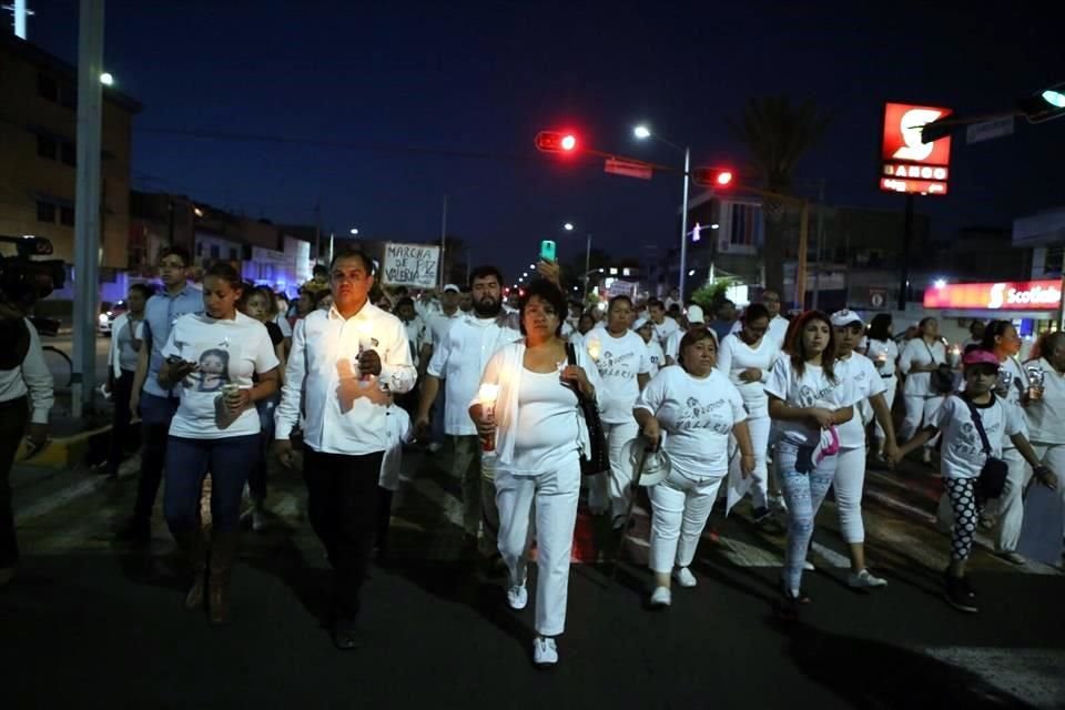 Vestidos de blanco y con veladoras, 300 personas marcharon en silencio por Valeria en Neza