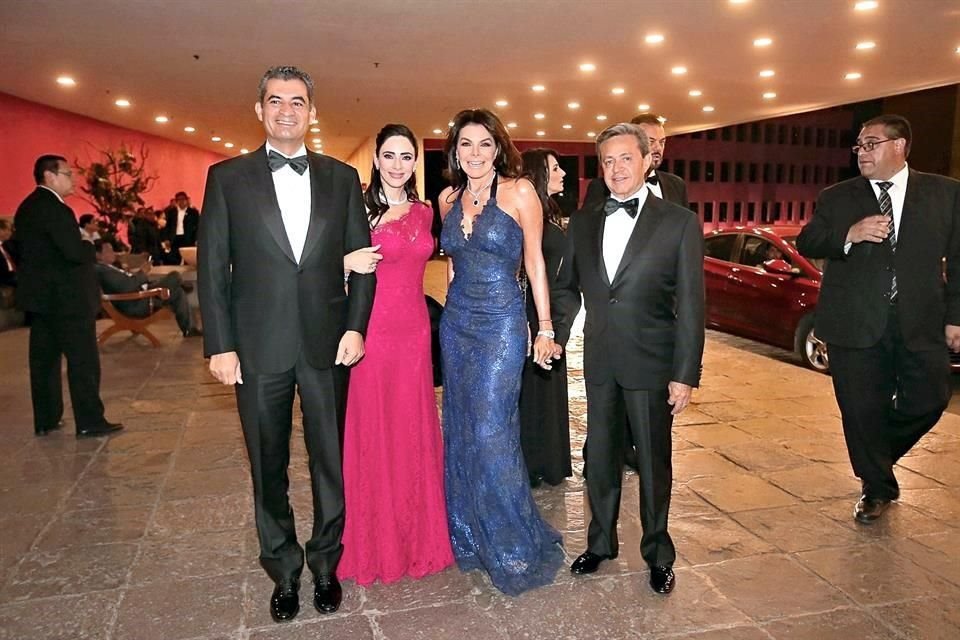 En la boda de la hija del dirigente petrolero Carlos Romero Deschamps, coincidieron con sus esposas el ex director de CFE y actual líder del PRI, Enrique Ochoa, y Carlos Peralta, dueño de Grupo IUSA.