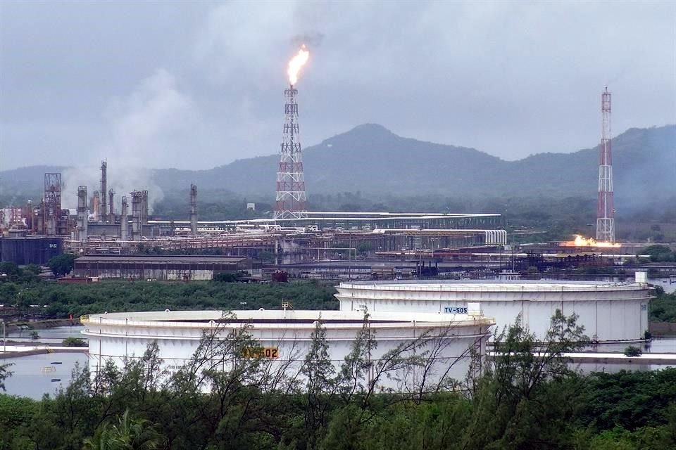 La refinera de Salina Cruz tuvo en 2017 una cada de 40 por ciento en su produccin de gasolinas y de 47 por ciento en diesel.