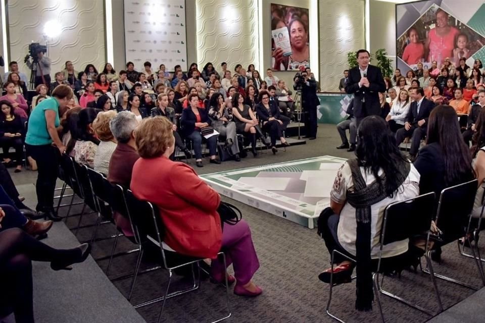 Miguel Ángel Osorio Chong firmó un convenio con la Sedesol y Liconsa para impulsar que más mujeres conozcan los servicios de la línea 01800-HÁBLALO.