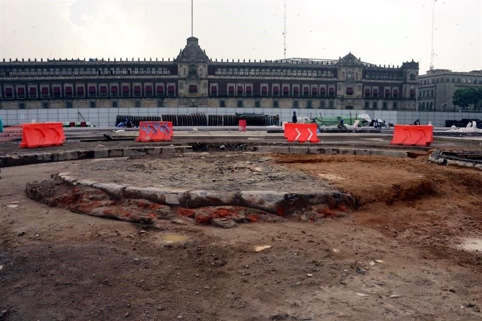 En obras, expertos del INAH hallaron la plataforma de 1843 que sería la base de un monumento y le dio su nombre al Zócalo de la Ciudad de México.