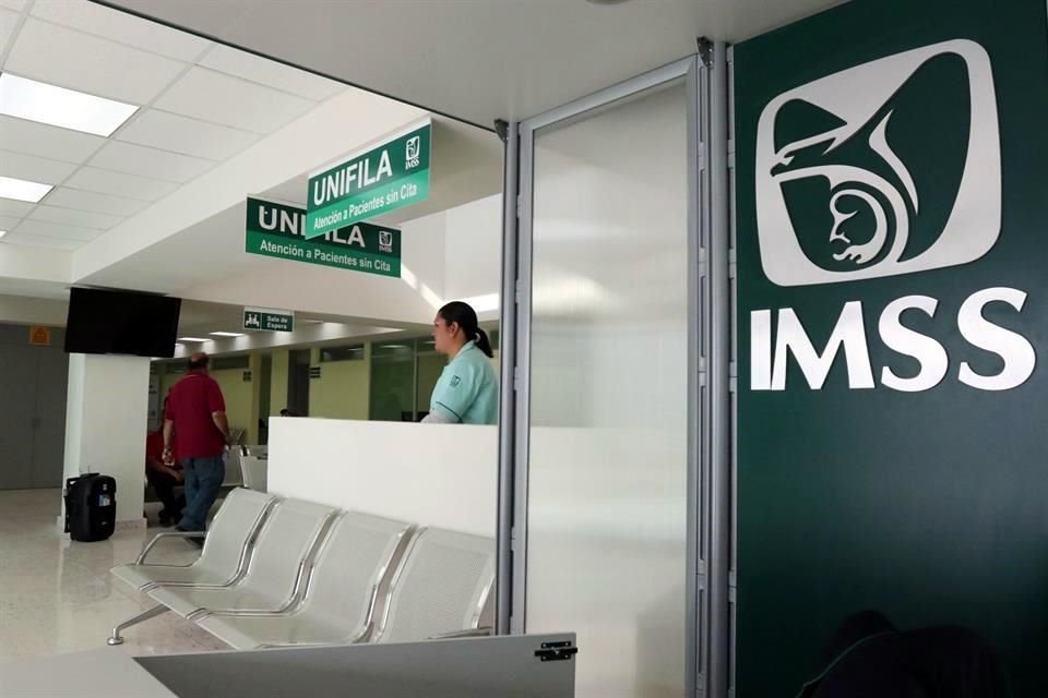 En los primeros seis mese del año, el IMSS gastó 27 mil 550 millones de pesos menos.