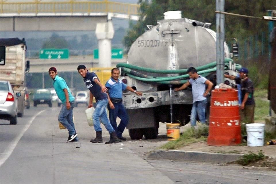 En la carretera Texcoco-Calpulalpan, los huachicoleros ofrecen diesel a los camiones que entran y salen de las obras del Nuevo Aeropuerto Internacional de la Ciudad de México (NAICM).